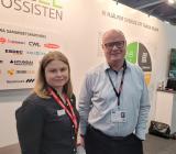 Solelgrossisten affärsutvecklare för energilager Carolina Wallerström (tv) och försäljningschefen Mikael Wanland. Foto: Agnes Karnatz