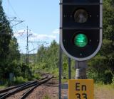 Grön ljus vid järnvägsspår. Foto: Göran Fält/Trafikverket