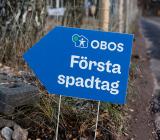 Skylt med Obos logotyp. Foto: Obos