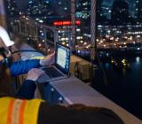 Arbete med LED-belysning från Philips vid Bay Bridge i San Francisco. Foto: Philips