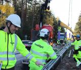 Personal från NCC och Prodopti lägger ner skenor för den nye  elväg som ska testas vid Arlanda. Foto: Nina Granzell, NCC