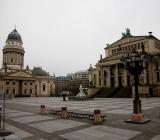 Gendarmenmarkt med tyska kyrkan och konserthuset i centrala Berlin. Foto: Fotoakuten.se