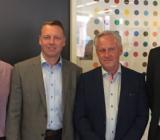 Bravidas regionchef Greger Gunnarsson (till vänster) och divisionschef Stockholm Filip Bjurström (till höger) köper Björnbergsgruppen, där Patric Lindberg (tvåa från vänster) och Anders Mattsson varit delägare och företagsledning. Foto: Bravida
