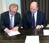 Marcus Karsten (th) undertecknar avtalet om Peko Group, affären som lade grunden för Bravida Finland, våren 2015 med Staffan Påhlsson, dåvarande vice vd och förvärvsansvarig. Foto: Bravida Marcus Karsten (th) undertecknar avtalet om Peko Group, affären som lade grunden för Bravida Finland, våren 2015 med Staffan Påhlsson, dåvarande vice vd och förvärvsansvarig. Foto: Bravida