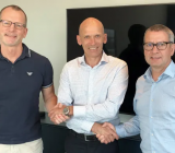 Ernströms koncernchef Pontus Cornelius (mitten) skakar hand med BS Elcontrols hittillsvarande ägare Jonas Kewenter (h) och Peter Gögelein (v) på övertagandet. Foto: Ernströmgruppen