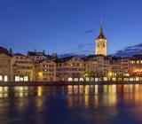 Zürich skyline i nattljus med Gamla stan och St Peter-kyrkan. Foto: Colourbox