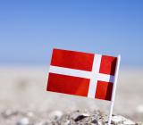 Dansk flagga i marken. Foto: Colourbox