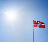 Norska flagga mot blå himmel. Foto: Colourbox