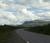 Svensk fjällväg med fjäll i bakgrunden. Foto: Colourbox