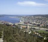 Stadsvy över Sundsvall, sett från Norra Berget. OBS att bilden är tagen 1995, varför nya bron inte syns. Foto: Colourbox