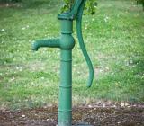 Grön gammaldags vattenpump. Foto: Colourbox