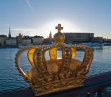 Gyllene krona på bron över till Skeppsholmen i Stockholm. Foto: Colourbox