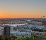 Hammaby Sjöstad och Södermalm i Stockholm, sett från Hammarbybackens topp. Foto: Colourbox