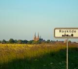 Ortskylt vid infarten till Roskilde med domkyrkan i bakgrunden. Foto: Colourbox