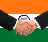 Indiska flaggan som fond till ett handslag. Foto: Colourbox
