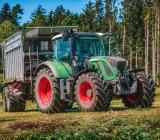 Traktor på fält. Foto: Colourbox