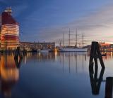 Göteborgsvy med bland annat välkända kontorhuset med folkmunsnamnet "Läppstiftet" och hotellfartyget Barken Viking. Foto: Colourbox