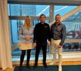 Mählqvist Rörs Martin Nilsson (mitten) flankerad av Comfortgruppens finanschef Petra Freimark Thell och tillfördnade koncernchef Richard Pihl. Foto: Comfort