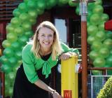 McDonalds hållbarhetschef Petra Dahlman vid invigningen av laddstation från Eldon under 2009. Foto: McDonalds 