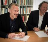 GK:s Sverigechef Göran Krawe (tv) undertecknar förvärvet av JF Jansson med vd:n och delägaren Sören Samuelsson. Foto: GK