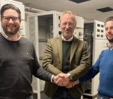 Elektrofabrikens vd och grundare Marthin Karlsson, Hager Elektros vd Leif Hallén och Elektrofabrikens grundare och produktionschef Mathias Karlsson. Foto: Hager