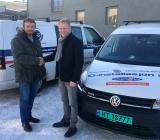 Bjørner Skogvang (tv), vd på  El-Installasjon Lillehammer AS, och GK Elektros vd Even Stenvaag Leira i ett handslag på förvärvet som gör GK tekniskt kompletta i Lillehammer. Foto: GK