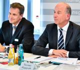 Hans Grohes finansdirektör Udo Kraus (till vänster) och koncernchefen Thorsten Klapproth vid presentationen av Hansgrohes bokslut för 2014. Foto: Hansrohe
