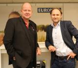 EEL:s koncernchef Christer Larsson (tv) och Euronics Norges vd Kenneth Baltzersen. Foto: EEL