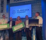 fr v: Dan Lundqvist (pristagare), Jonas Wallin (förbundsordförande Elektrikerförbundet), Amanda Swedsudde (pristagare), Ola Månsson (vd Installatörsföretagen) och Daniel Öhlander (marknadsdirektör på Schneider Electric) vid prisutdelningen av Schneiderfondens stipendier på Elfack 2019. Foto: Rolf Gabrielson