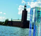 Stockholm Water Prize-statyetten med Stockholms stadshus i bakgrunden. Foto: Grundfos