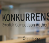 Konkurrensverkets entré med logotype. Foto: Konkurrensverket