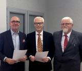 Treklöverns kontraktsskrivning med polska Tuclon den 29 november 2016. Från vänster Jacek Tuliszka (Tulcon), Ulf Bengtsson (vd Treklövern) och Rune Persson (ordförande Treklövern). Foto: SABO  