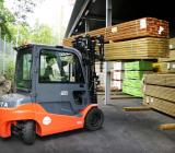 Gaffeltruck lastar brädor på byggvaruhus. OBS bilden är en genrebild. Foto: Byggmaterialhandlarna