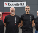 Från vänster, Jan Lidgren Butiksansvarig Elektroskandia, Håkan Lundmark och Andreas Björk båda grundare av Eluttaget samt Michael Burvall Utesäljare Elektroskandia. Foto: Elektroskandia