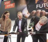 Nexans Sverigechef Sofie Fogelström (tv), Nordenchefen Lars Josefsson och Julien Hueber, Europadirektör för elnätsdivisionen, inviger den nya fabriken för mellanspänning i Grimsås. Foto: Nexans