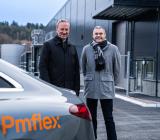 Leif Hallén, vd PM Flex Group Northern Europe, tillika vd för Hager Sverige, och Frédéric Soler, vd PM Flex Group, utanför PM Flex nya fabrik i Göteborg. Foto: PM Flex