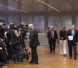 ECB-chefen Mario Draghi (till höger i bild i blå slips) på väg in på presskonferens för det efterlängtade räntebeskedet 3 december 2015. Foto: ECB