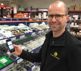 Storelkunden Peter Larsson, från PL Elinstallationer i Länghem, är en av de första kunderna som anslutits till Rexel Sveriges nya 24/7-tjänst. Foto: Rexel Sverige