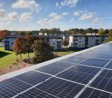 Vallacom installerar Riksbyggens största solcellstak i bostadsrättsföreningen Opalen i Norrköping. Foto: Instalco