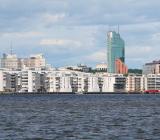 Västerås skyline, sedd från Mälaren, med bland annat landmärket Skrapan. Foto: www.fotoakuten.se