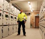 Goodtechs ledande montör Jens Hagert vid ett driftutrymme i Vrinnevi sjukhus i Norrköping. Foto: Goodtech