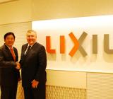 Yoshiaki Fujimori, koncernchef Lixil, och David Haines, tillträdande chef för Lixil Water Group. Foto: Lixil