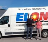 Bil från Elon-medlemmen Elektrokyl i Norrköping med Magnus Wicksell från Elektrokyl och Anna Fredriksson från Lundbergs. Foto: Elon