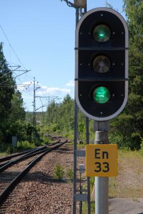 Grön ljus vid järnvägsspår. Foto: Göran Fält/Trafikverket Grön ljus vid järnvägsspår. Foto: Göran Fält/Trafikverket