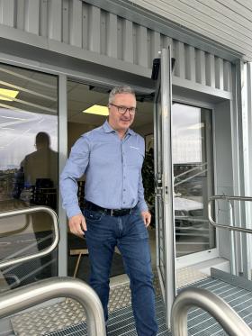 Thermotechs grundare och tidigare vd går ut från kontoret. Foto: Rolf Gabrielson