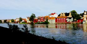Gamla stan i Eskilstuna, sett över ån från centrumsidan. Foto: Colourbox