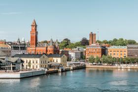 Helsingborgs hamn med stadshuset och tornet Kärnan i bakgrunden. Foto: Colourbox