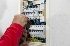 Genrebild elektriker i skåparbete. Foto: Colourbox