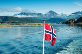 Norsk flagga i sjönaturmiljö. Foto: Colourbox Norsk flagga i sjönaturmiljö. Foto: Colourbox