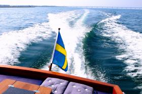 Svenskflaggad motorbåt i Öresund. Foto: Colorbox